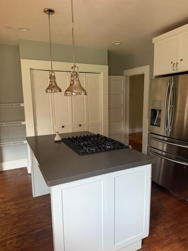Building Photo - Beautiful 3 bedroom home with large backyard