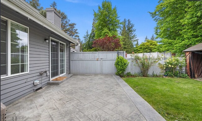 Building Photo - Kent East hill Condo townhome in Village at Single Creek - 3 bedroom 2.5 bath and 2 car garage. A...