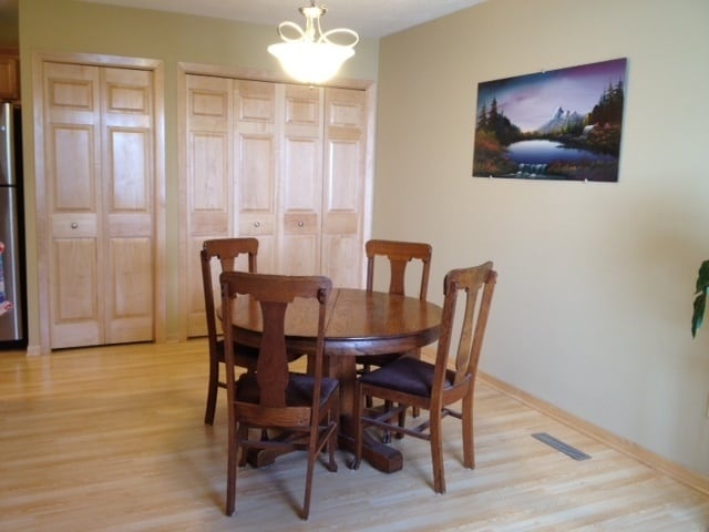 Building Photo - Nice End Unit town home in a small neighbo...