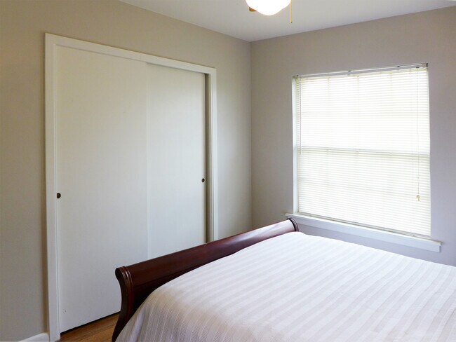 Building Photo - 310 West Mistletoe Avenue