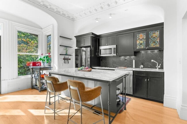 Building Photo - 18 Concord Square