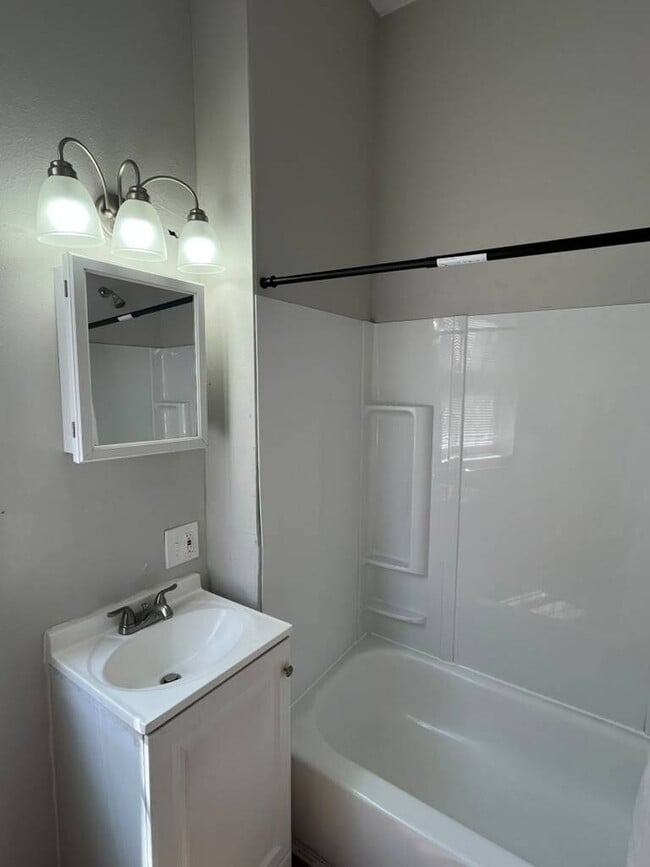 Building Photo - "Charming 4-Bed Duplex in St. Louis City 2nd Floor with Granite Countertops & Gleaming Hardwood F...