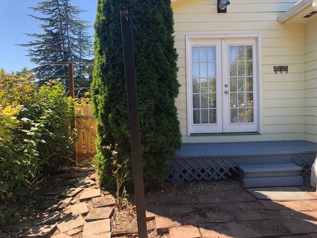 Building Photo - Live Large in the Heart of NW Corvallis!