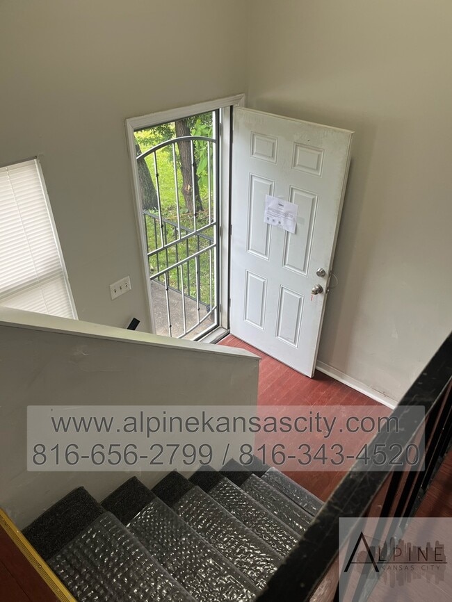 Building Photo - NE 4 Bedroom Duplex, Garage, Vouchers OK
