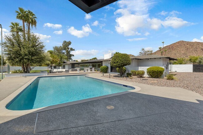 Building Photo - Mid-century modern home in Arcadia with pr...