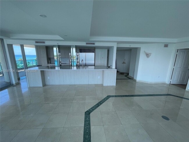 Building Photo - 5025 Collins Ave