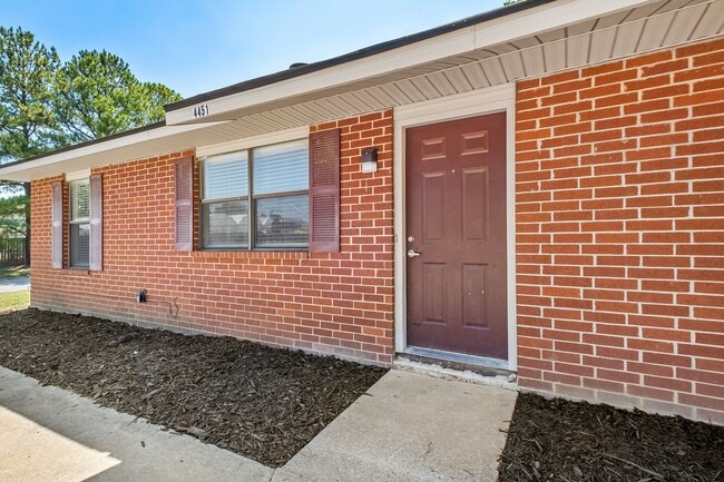 Building Photo - Newly Renovated Duplex in West Fayetteville!