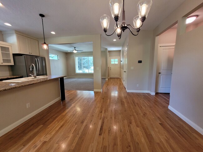 Building Photo - 608 W Laughton Dr