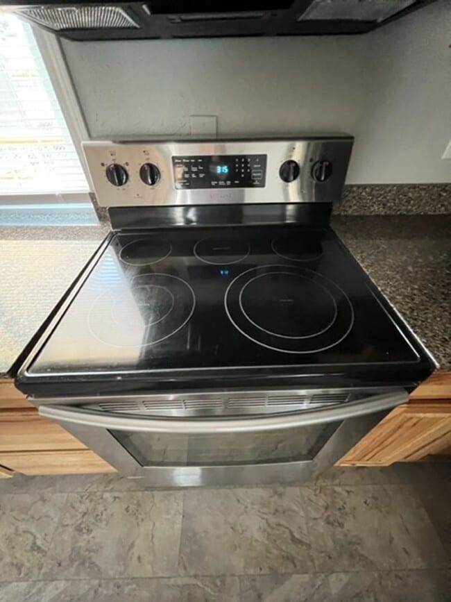 Building Photo - Large 3 Bedroom 2 Bath with Fenced Yard