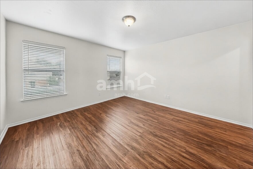 Building Photo - 2014 Kingsbridge Dr
