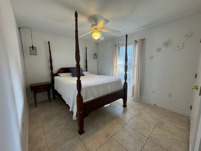 Building Photo - Gulf Breeze - Melissa Oaks - 4 Bedroom, 2 Bathroom w/ pool