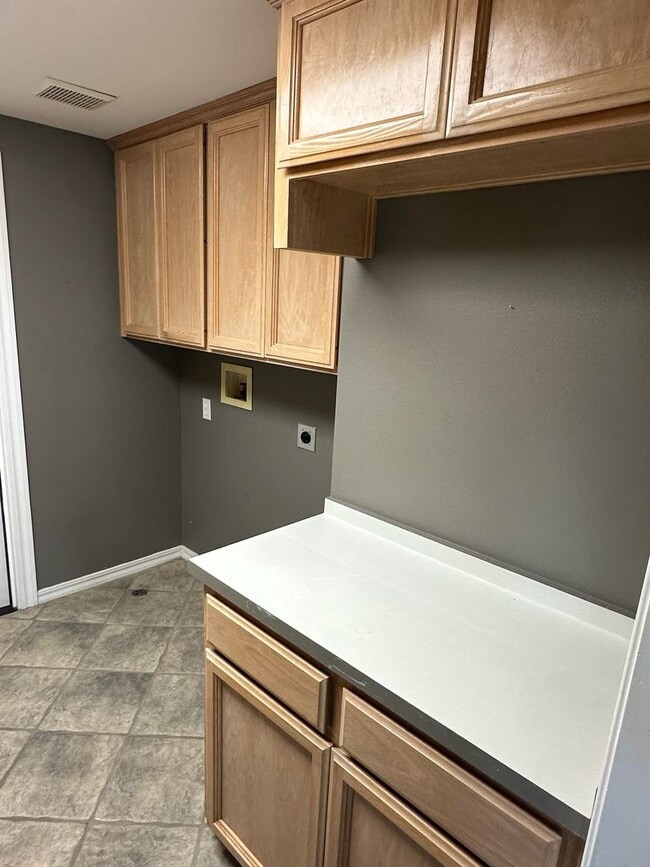Building Photo - 511 Lone Oak Ct