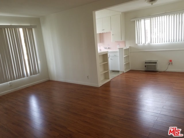 Building Photo - 515 S Serrano Ave