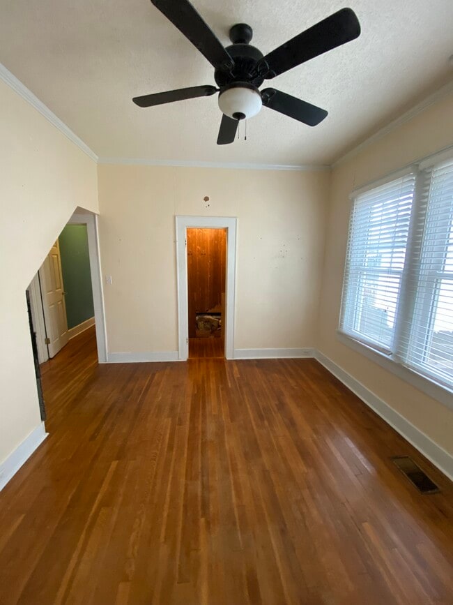 Building Photo - 156 College St