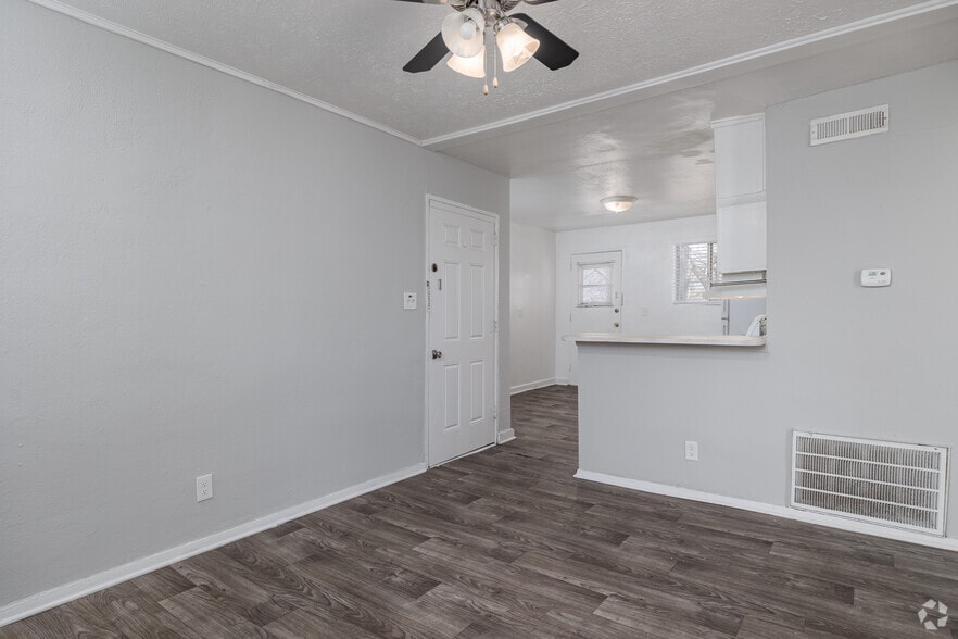 2BR, 2BA - 750SF - Living Room - Station Square Apartments