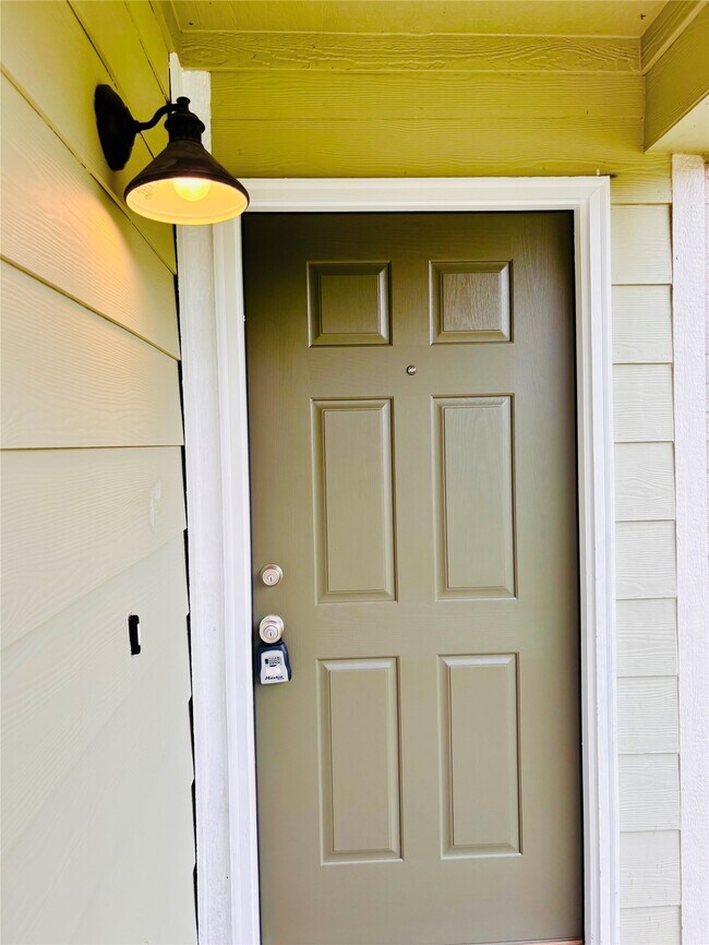 Building Photo - 8134 Sanders Forest Ct