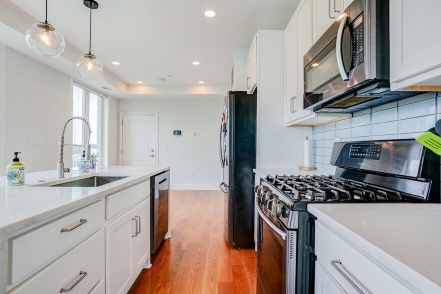 Kitchen - 800 21st St NE