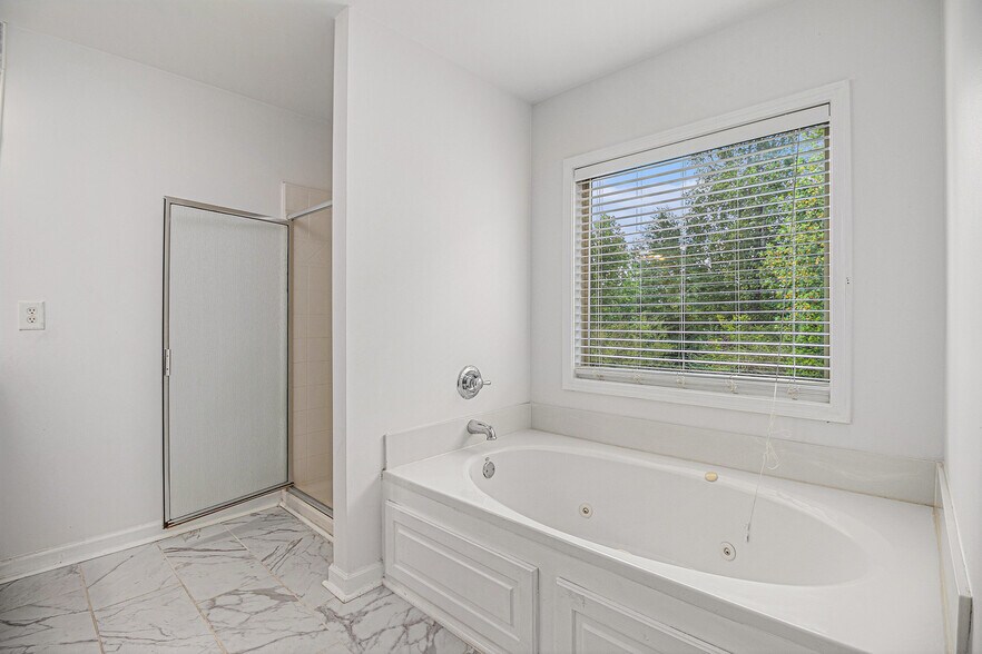 Building Photo - 726 Ivy Chase Loop