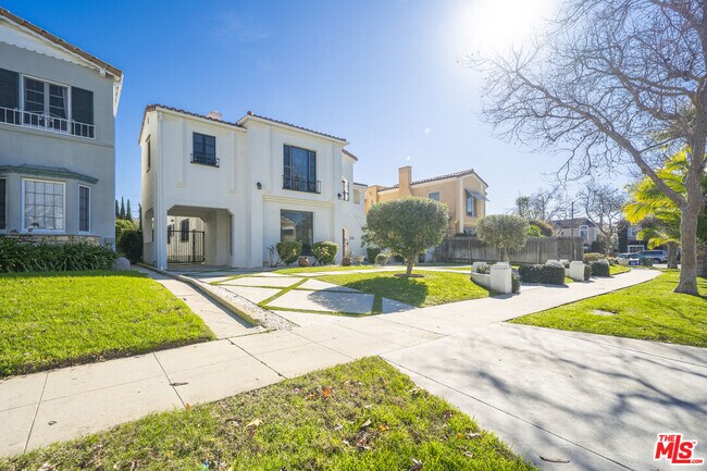 Building Photo - 1032 Masselin Ave