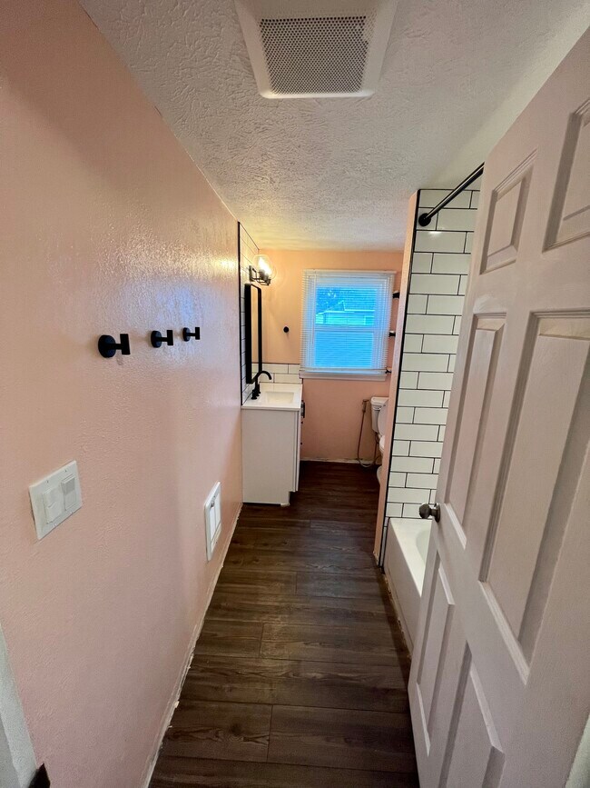 Building Photo - 3329 E 32nd Ave