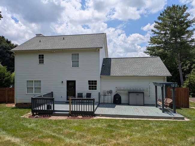Building Photo - 3BR/2.5Bath House in NE Hickory
