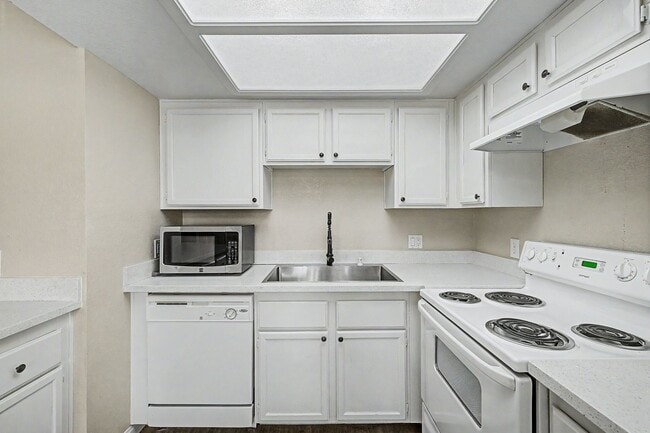 Building Photo - 2 Bedroom Condo just off Summerlin Pkwy w/ views of pool