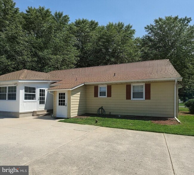 Building Photo - 2024 Beverly Dr