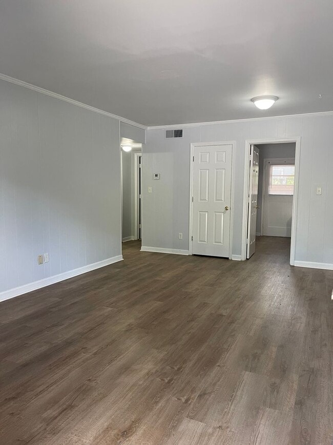 Building Photo - 2 bedroom, 1 bath apartment in small complex on Hill Street! Walking distance to Normal Town, Dow...