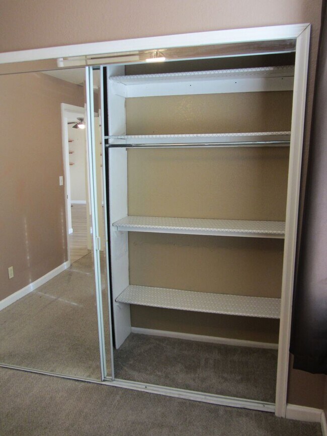 Building Photo - Lovely 2 Bedroom, 1 Bathroom Condo in Cast...