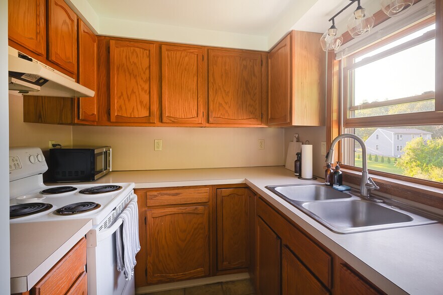 Building Photo - 65 Whately Rd