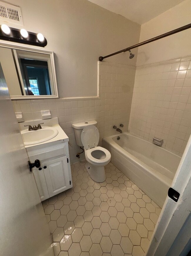 Building Photo - Charming 3 bedroom, 2 bathroom home featuring a fenced-in backyard and enclosed back porch. Fresh...