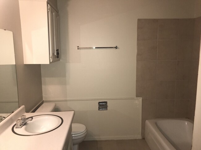 Building Photo - 2 bed, 1 bath duplex for rent in Moore nea...