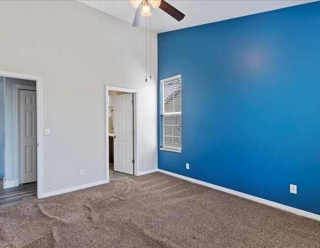 Building Photo - North Salt Lake Like New 2 bad, 2 bath 2 car garage