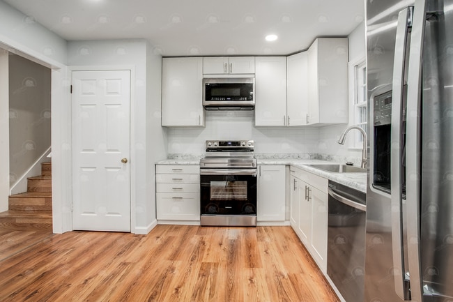 Building Photo - Move in mid-April