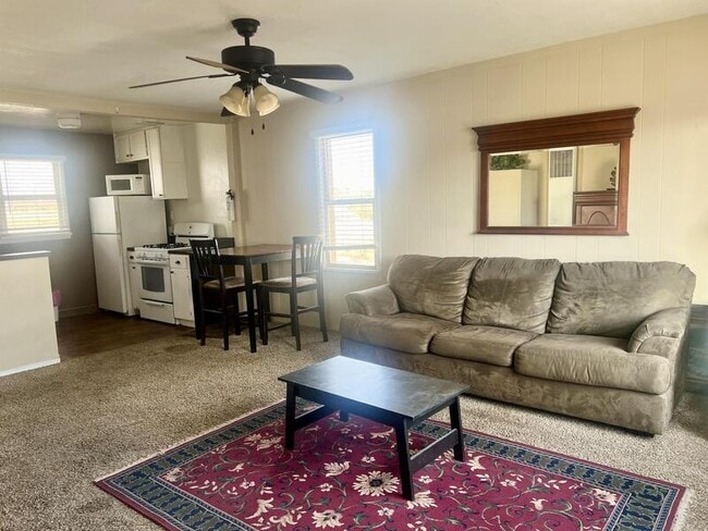 Building Photo - 564 N Main St