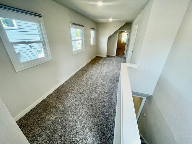 Building Photo - 5-Bedroom, 2 Bathroom Home with In-Unit Wa...