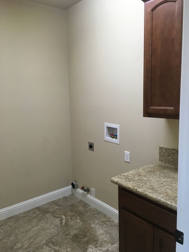 Building Photo - Beautiful Shasta Lake home with Landscapin...