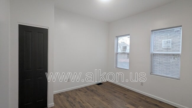 Building Photo - 566 Greenfield Ave