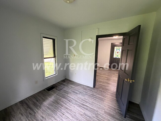 Building Photo - 102 Elmwood-