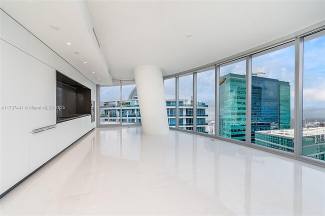 Building Photo - 300 Biscayne Blvd Way