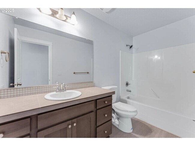 Building Photo - Modern Home 4 Beds 3 Baths in Beaverton!