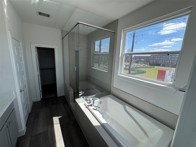 Building Photo - 304 Jensen Dr