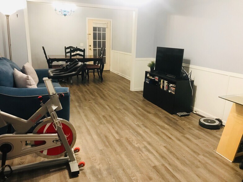 Building Photo - 117 Towne Park Dr W