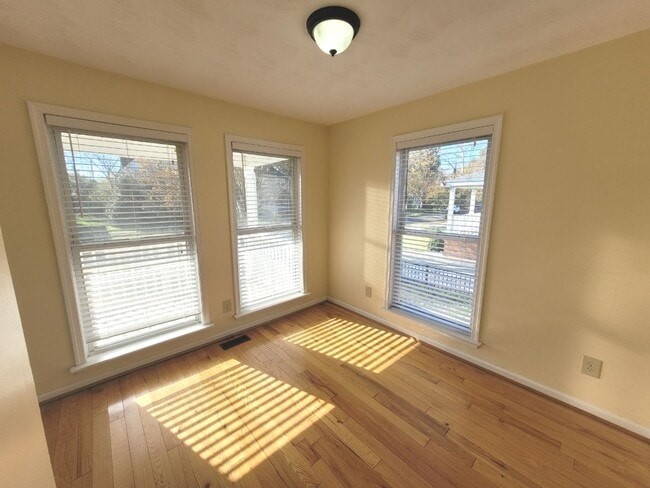 Building Photo - 3 Bedroom, 2.5 Bath Home with Open Floor Plan