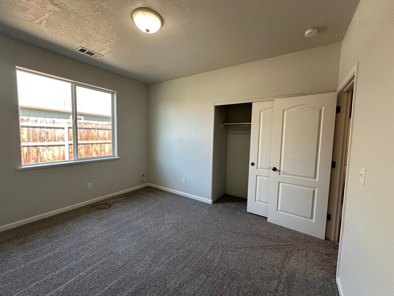 Building Photo - 992 Heather Way