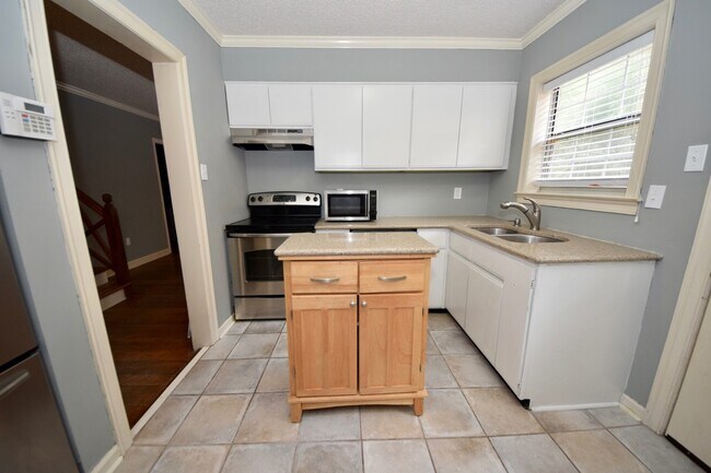 Building Photo - 3 Bedroom, 2 Bathroom Near Chickasaw Gardens