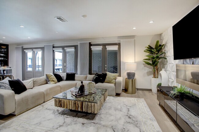 Building Photo - 1410 Hyde Park Blvd