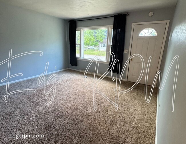 Building Photo - 4 bed/2 bath with 2nd Living room!