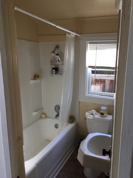 Building Photo - 2612 Victoria Dr