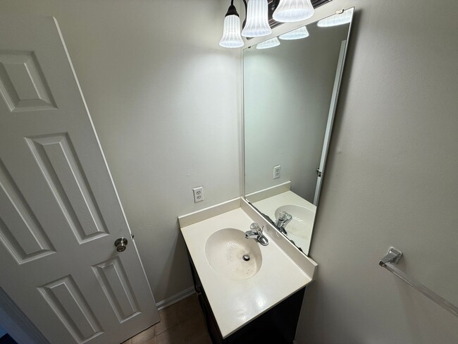 Building Photo - Beautiful End-unit townhome in university with Primary bedroom on 1st floor